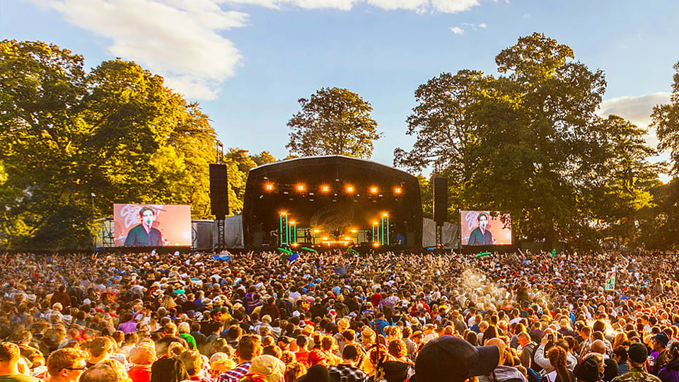 What are the stage splits and lineup for Kendal Calling today?